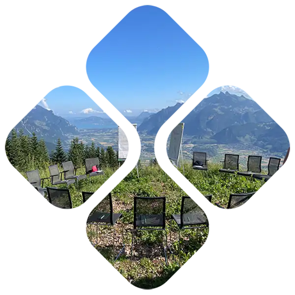 Teamcoaching A circle of chairs in the mountains